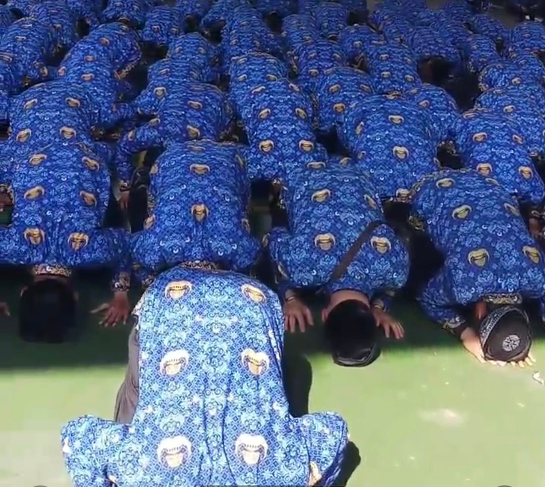 Momen yang Ditunggu Puluhan Tahun Akhirnya Dilantik Menjadi ASN, Ratusan PPPK Dishub Banten Sujud Syukur