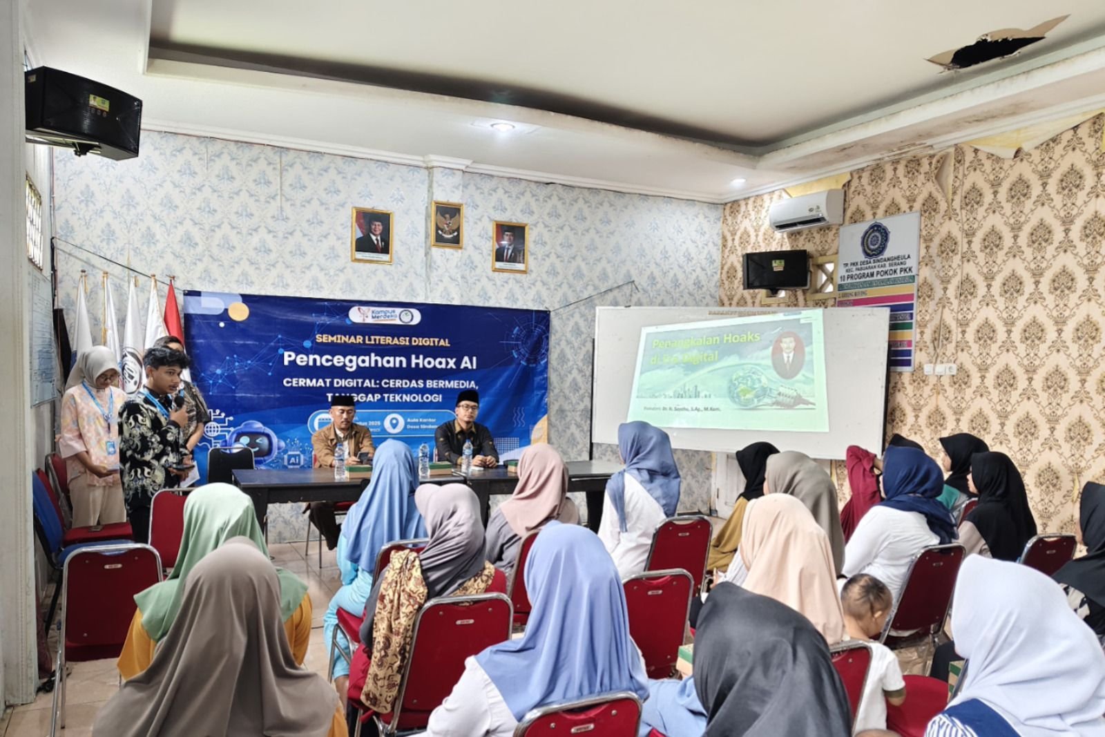 Cegah Hoaks dari Konten AI, Puluhan Warga Sindangheula Dapat Edukasi Cerdas Bersama Mahasiswa