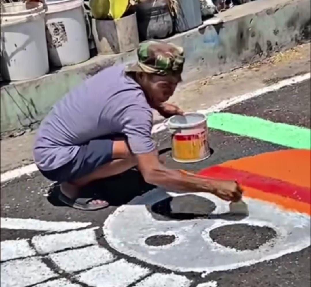 Viral! Seorang Bapak Melukis Bendera One Piece di Tengah Jalan, Netizen: Sesepuh Nakama! 3 Viral! Seorang Bapak Melukis Bendera One Piece di Tengah Jalan, Netizen: Sesepuh Nakama!