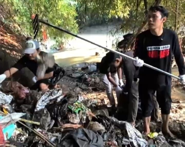 Wakil Walikota Serang Nur Agis Aulia Bersih-bersih Sampah di Sungai Cibanten