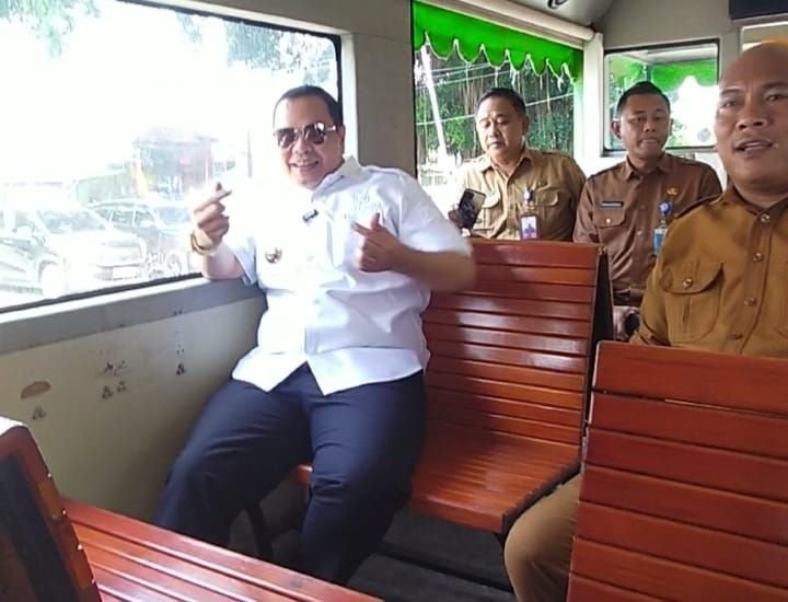 Walikota Budi Rustandi Keliling Kota Serang Naik Bus Wisata Tubagus