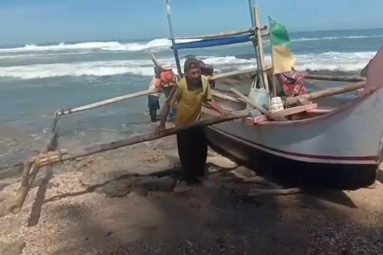Gegara Gelombang Tinggi, Puluhan Alat Tangkap Nelayan Binuangeun Terseret ke Laut 9 Gegara Gelombang Tinggi, Puluhan Alat Tangkap Nelayan Binuangeun Terseret ke Laut
