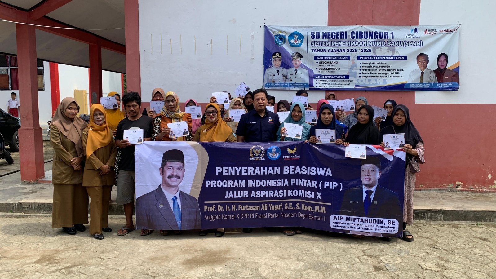 Fraksi Nasdem DPR RI Salurkan Program PIP di Pandeglang, Langsung Beri Peringatan Keras ke Orang Tua Siswa 4 Fraksi Nasdem DPR RI Salurkan Program PIP di Pandeglang, Langsung Beri Peringatan Keras ke Orang Tua Siswa