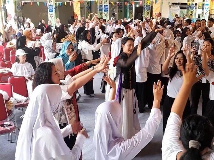 Lues Menari di Workshop Kebudayaan Internasional, Begini Cerita Ibu Wakil Walikota Cilegon Raras Sudah Jadi Penari Tradisional Sejak Kecil 2 Lues Menari di Workshop Kebudayaan Internasional, Begini Cerita Ibu Wakil Walikota Cilegon Raras Sudah Jadi Penari Tradisional Sejak Kecil