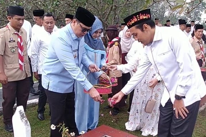 Budi Rustandi dan Nur Agis Aulia Ziarah dan Tabur Bunga di Taman Makam Pahlawan Kota Serang 1 Budi Rustandi dan Nur Agis Aulia Ziarah dan Tabur Bunga di Taman Makam Pahlawan Kota Serang