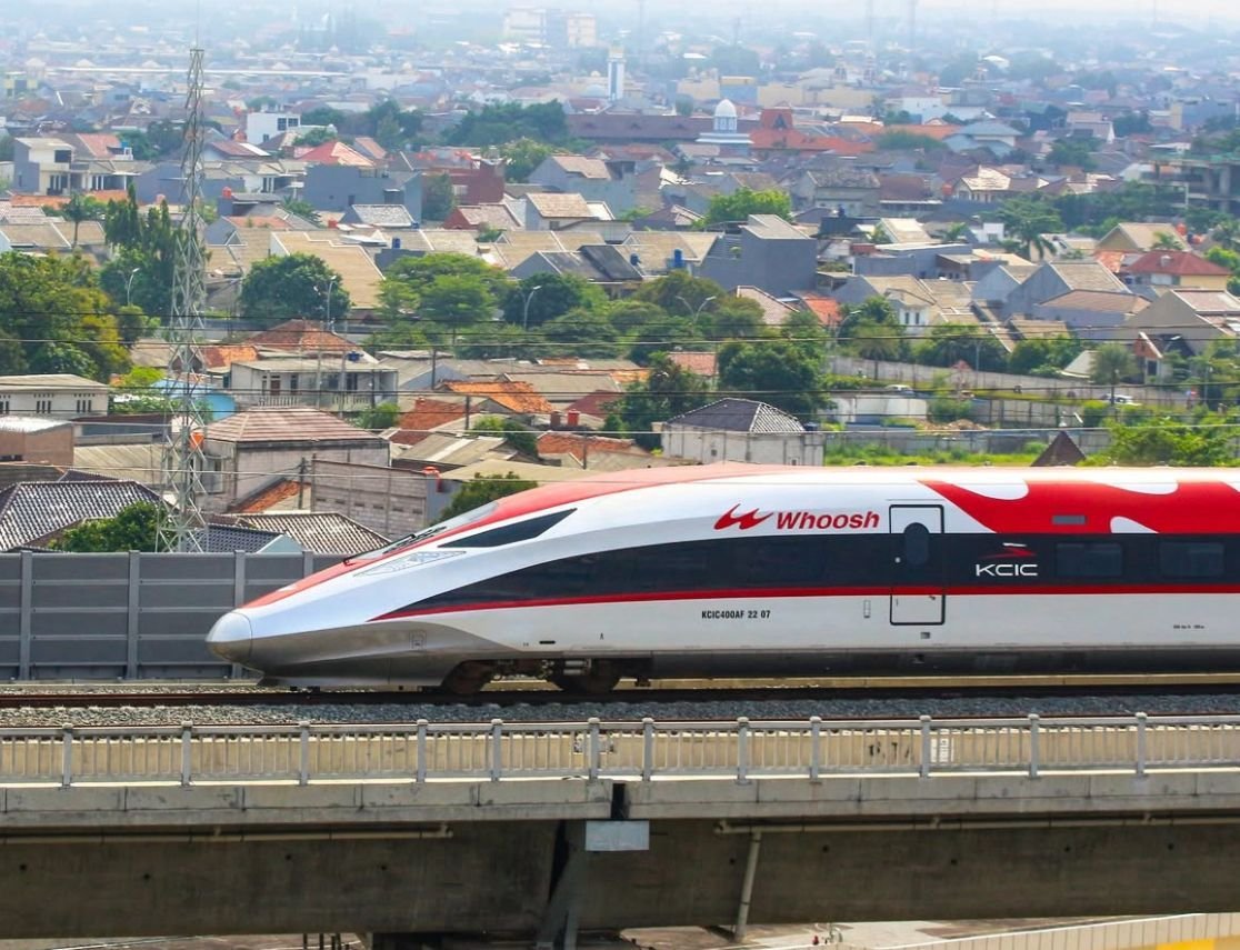 PT KCIC Larang Warga Bermain Layangan di Dekat Jalur Whoosh, Apa Alasannya? 2 PT KCIC Larang Warga Bermain Layangan di Dekat Jalur Whoosh, Apa Alasannya?