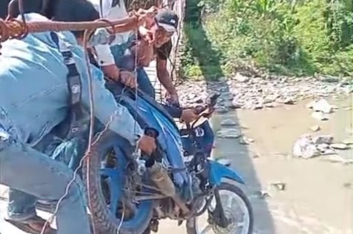 Jembatan Gantung di Bayah yang Bikin Motor Terpersok Belum Diperbaiki, Pemkab Lebak Ngaku Belum Punya Anggaran 6 Jembatan Gantung di Bayah yang Bikin Motor Terpersok Belum Diperbaiki, Pemkab Lebak Ngaku Belum Punya Anggaran