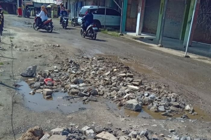 Bikin Bad Mood, Pedagang hingga Pembeli Keluhkan Akses Jalan Pasar Sampay Lebak Rusak