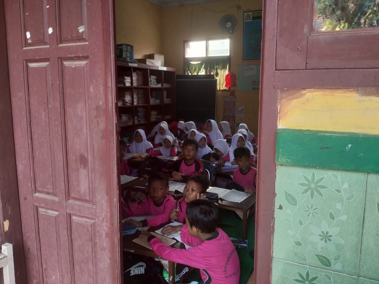 Kurang Ruang Kelas, Siswa SD Negeri Pabuaran Kota Serang Belajar di Perpustakaan 1 Kurang Ruang Kelas, Siswa SD Negeri Pabuaran Kota Serang Belajar di Perpustakaan