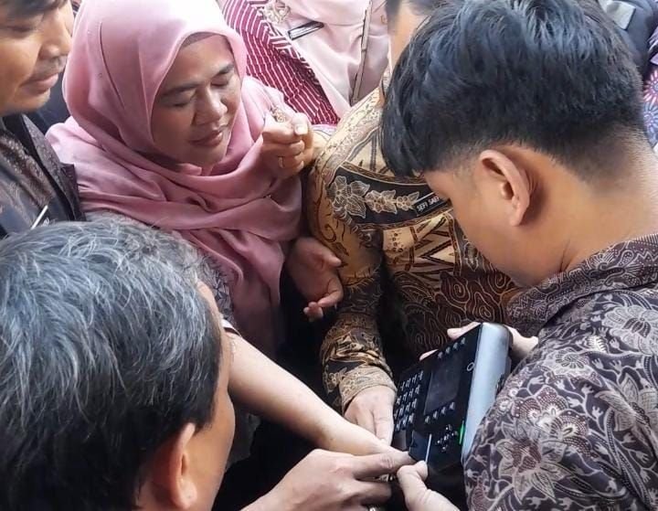 Minta Alat Ditambah, ASN Cilegon Langganan Berebut Fingerprint Setiap Acara Resmi Nasional 3 Minta Alat Ditambah, ASN Cilegon Langganan Berebut Fingerprint Setiap Acara Resmi Nasional