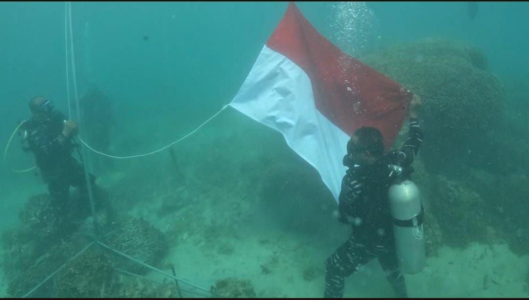 Lanal Banten Bersama Sejumlah Instansi Lakukan Pengibaran Bendera Bawah Laut di Perairan Pulau Sangiang 1 Lanal Banten Bersama Sejumlah Instansi Lakukan Pengibaran Bendera Bawah Laut di Perairan Pulau Sangiang