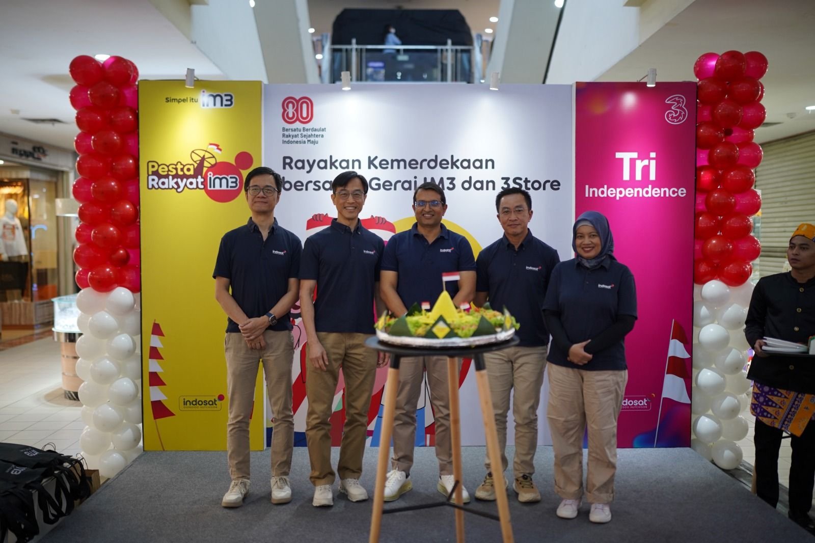 Gerai IM3 dan 3Storere Indosat Genjot Perekonomian Digital Masyarakat 2 Gerai IM3 dan 3Storere Indosat Genjot Perekonomian Digital Masyarakat