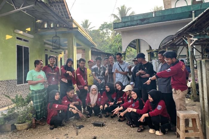 Inovatif! Kelompok 26 KKM Uniba Bikin Paving Block Pakai Sampah Plastik 2 Inovatif! Kelompok 26 KKM Uniba Bikin Paving Block Pakai Sampah Plastik