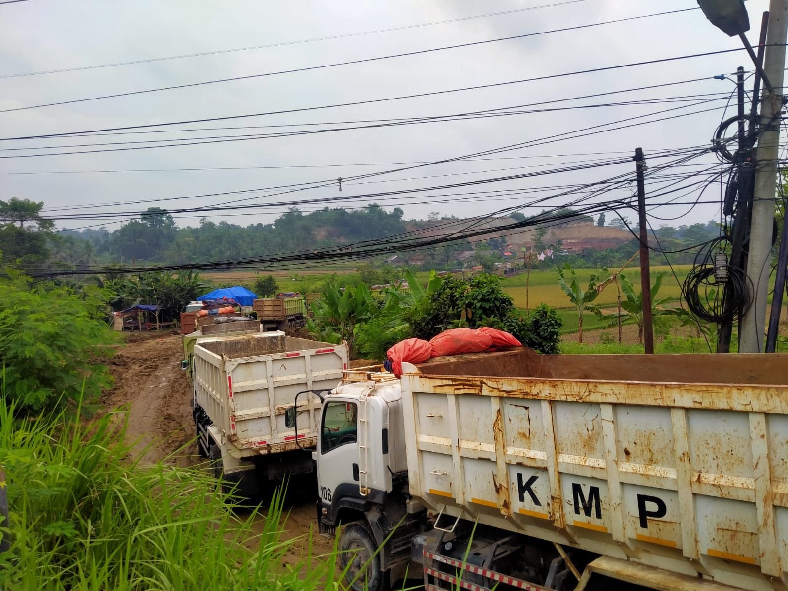 Kebal Segel! Galian Tanah Merah Ilegal di Lebak Masih Beroperasi Buat Warga Resah