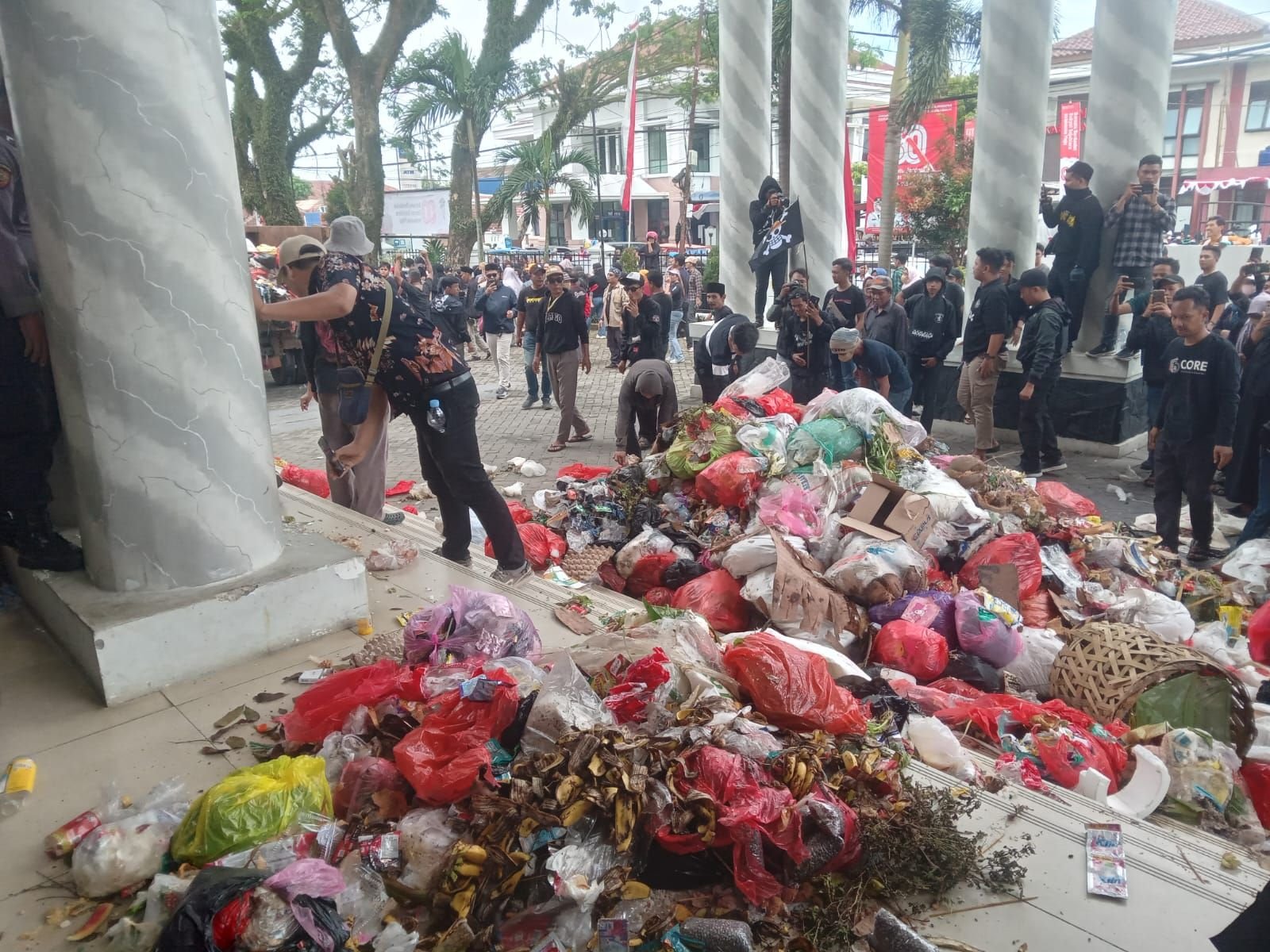 Kantor Bupati Pandeglang Digabrugin Sampah Satu Truk, Warga: Biar Tahu Bagaimana Bau Sampah 2 Kantor Bupati Pandeglang Digabrugin Sampah Satu Truk, Warga: Biar Tahu Bagaimana Bau Sampah
