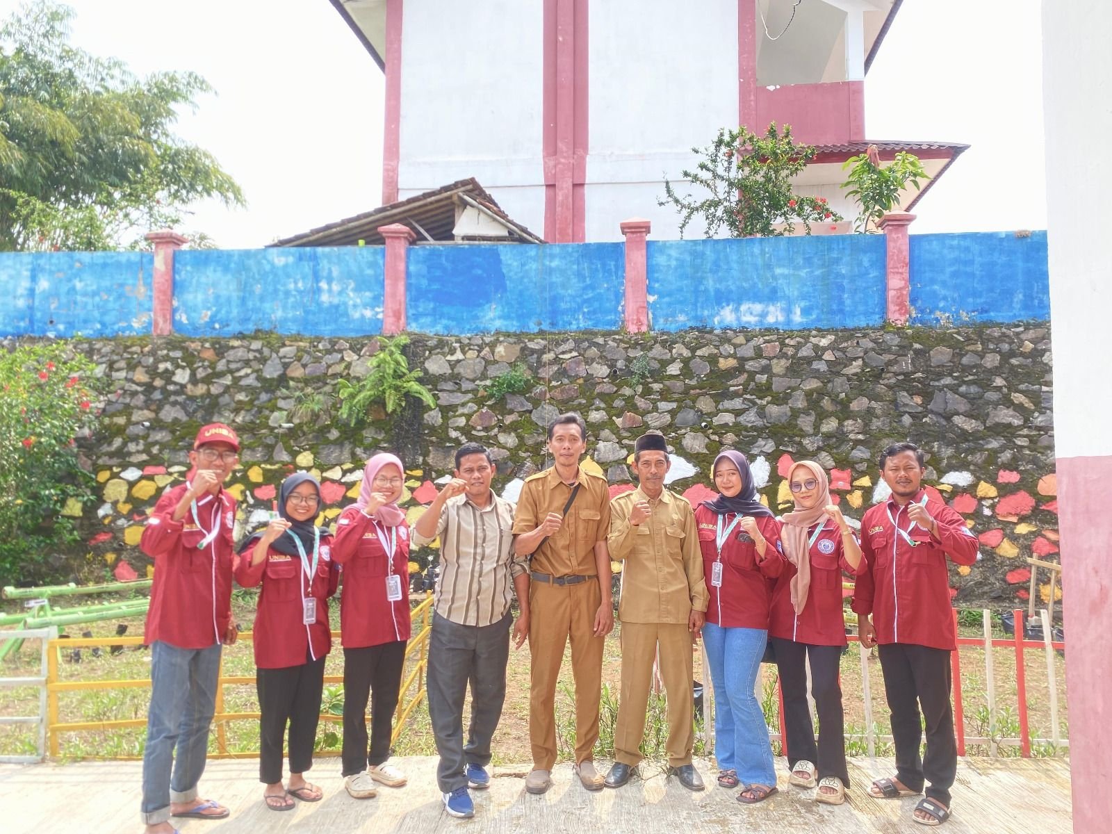 Berbakti, Kelompok 64 KKM Uniba Salurkan Bantuan Pendidikan di Sajira, Lebak