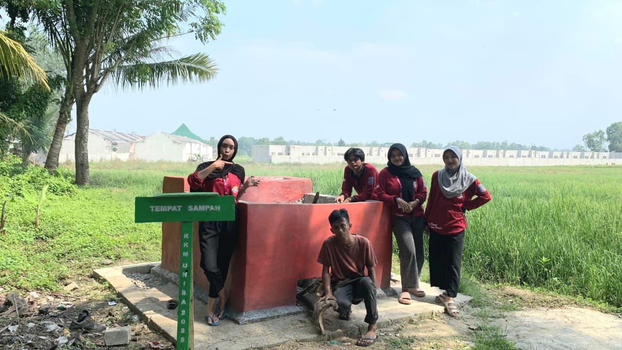Solusi untuk Sampah, Kelompok 87 KKM Uniba Bangun Rocket Stove di Jawilan