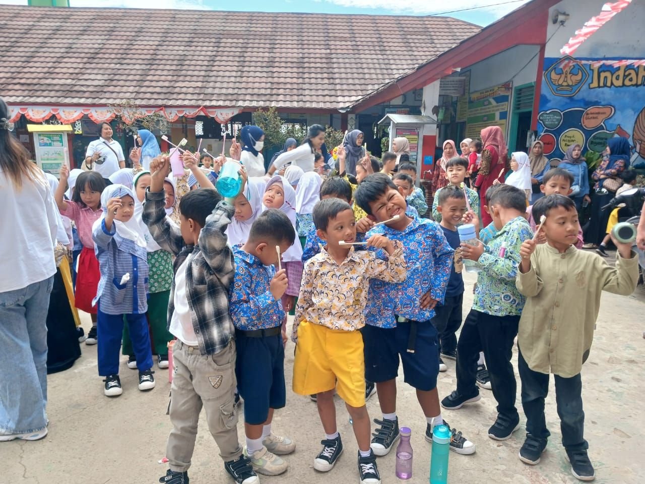 Cegah Gigi Berlubang Sejak Dini, Pelajar SDN Saruni 1 Ikuti Pemeriksaan Gigi Gratis