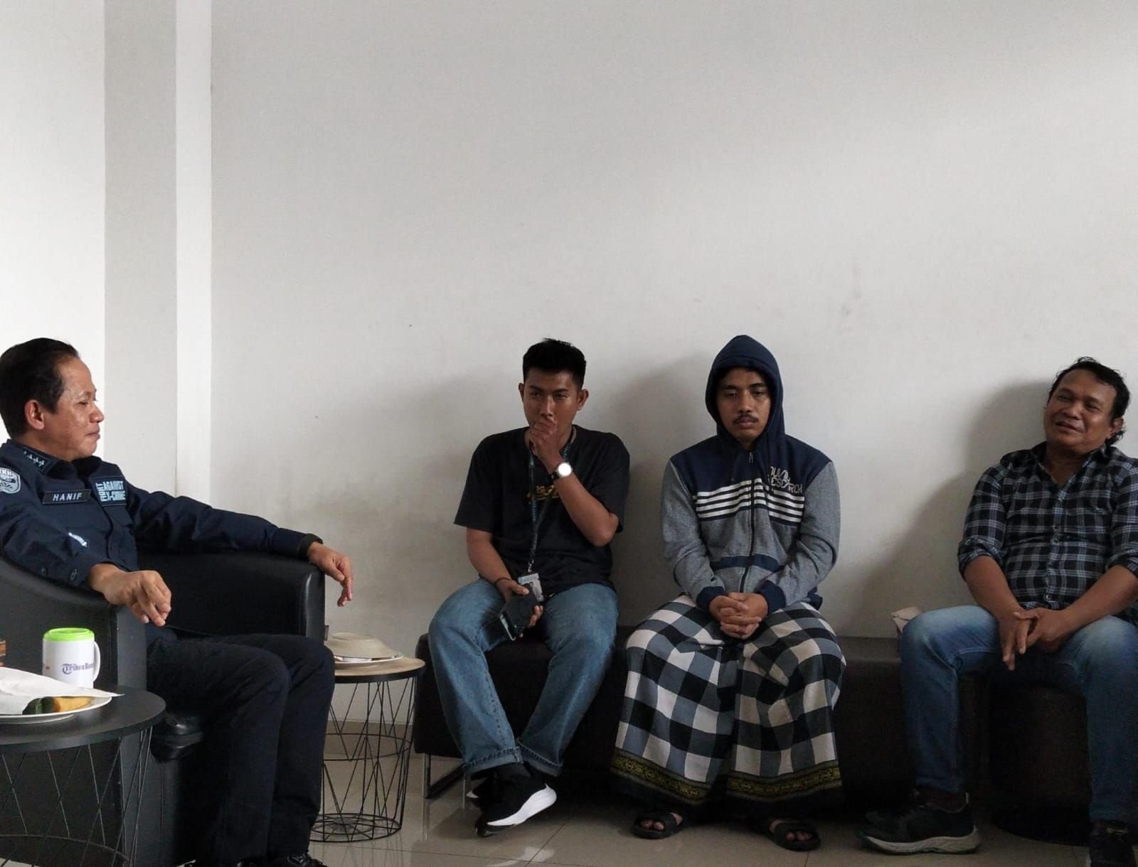 Kunjungi Wartawan Korban Kekerasan di Serang, Menteri LH: Kami akan Kawal Hingga Tuntas 6 Kunjungi Wartawan Korban Kekerasan di Serang, Menteri LH: Kami akan Kawal Hingga Tuntas