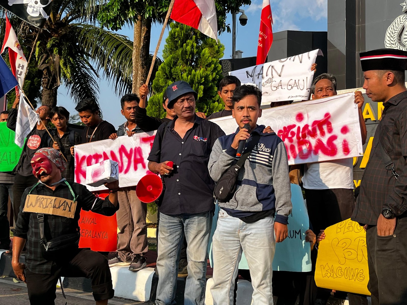 Kesaksian Wartawan Korban Pemukulan oleh Oknum Brimob Polda Banten dan Sekuriti PT Genesis Regeneration Smelting 7 Kesaksian Wartawan Korban Pemukulan oleh Oknum Brimob Polda Banten dan Sekuriti PT Genesis Regeneration Smelting