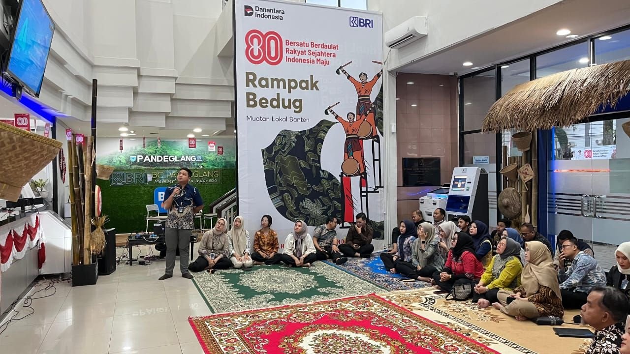 BRI Branch Office Pandeglang Hias Kantor dengan Budaya Lokal Lewat Program DekorAksi BRILiaN 2025