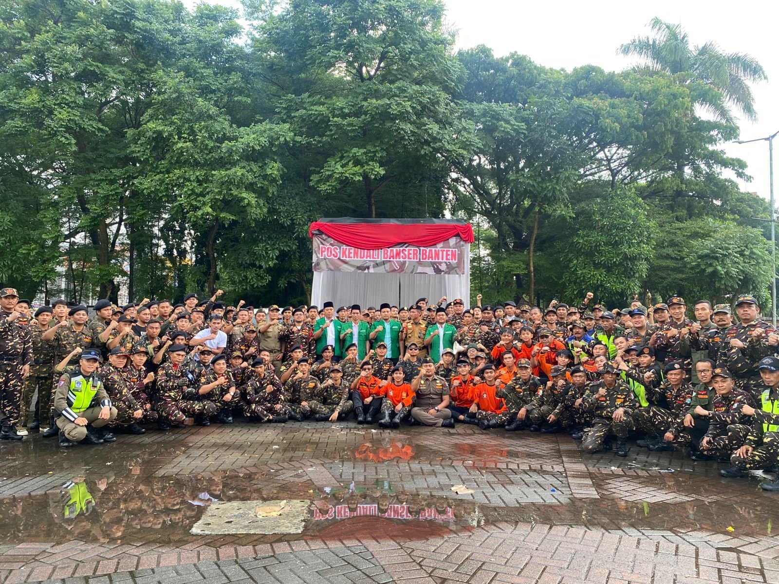 Banser Tampil dengan Peran Berbeda, Hadirkan Spirit Kebersihan di Momen Pelantikan PWNU Banten