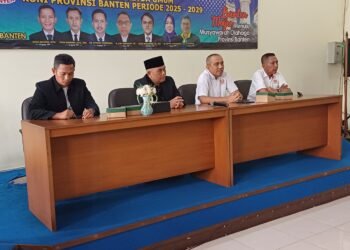Agus Rasyid Janjikan Banten Lebih Berprestasi Usai Kembalikan Berkas Pendaftaran di KONI Banten 7 Balin Ketua Umum KONI Banten Agus Rasyid (dua dari kiri) memaparkan program usai menyerahkan berkas pencalonan di KONI Banten. (Hendra/Bantenraya)
