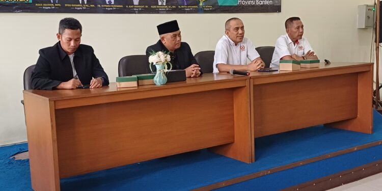 Agus Rasyid Janjikan Banten Lebih Berprestasi Usai Kembalikan Berkas Pendaftaran di KONI Banten 1 Balin Ketua Umum KONI Banten Agus Rasyid (dua dari kiri) memaparkan program usai menyerahkan berkas pencalonan di KONI Banten. (Hendra/Bantenraya)