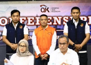 Adrian Gunadi, mantan CEO Investree saat ditunjukan petugas ke publik usai ditangkap di Doha, Qatar. (Foto OJK)