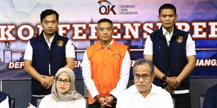 Adrian Gunadi, mantan CEO Investree saat ditunjukan petugas ke publik usai ditangkap di Doha, Qatar. (Foto OJK)