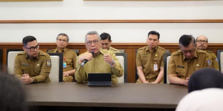 Benyamin Davnie Apresiasi Leony, Jadi Bukti Transparansi Program Pemkot Tangsel 1 Walikota Tangsel Benyamin Davnie merespons kritik dari artis Leony Vitria Hartanti.