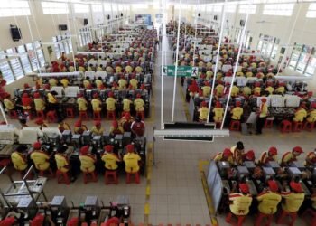 Suasana di pabrik HM Sampoerna pemilik emiten HMSP.