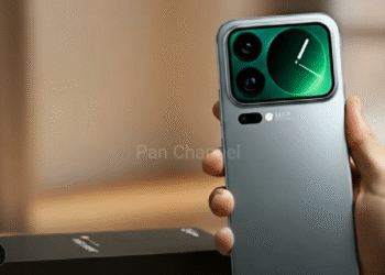 Tampilan Xiaomi 17 Series yang menggunakan magic back screen. (Youtube @PanChannel)