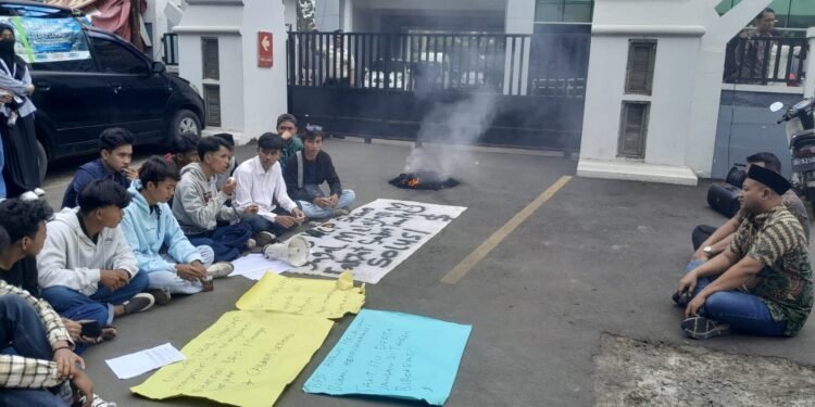 Dinilai Pelayanan Tidak Maksimal, Mahasiswa Geruduk Kantor BPJS Ketenagakerjaan Cabang Serang 1 BPJS