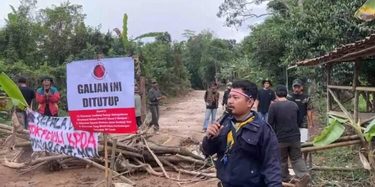 Operasional Galian Tanah Ilegal Tak Pernah Ditindak Pemerintah, Warga di Lebak Lakukan Penyegelan 1 Lebak