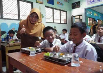 Raden Dewi Setiani pantau program MBG pada Senin, 22 September 2025. (Dokumen Pemkab Pandeglang)