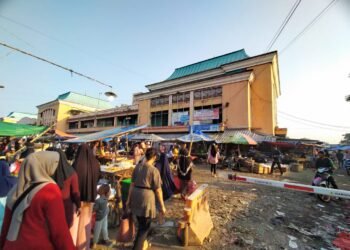 Rencana Pembongkaran Pasar Induk Rau Tuai Pro-Kontra, Pedagang hingga Netizen Beri Komentar 5 Gedung Pasar Induk Rau Kota Serang yang bakal dibongkar dan dibangun ulang oleh Pemkot Serang, Senin 8 September 2025. (Harir Baldan/Bantenraya.com)