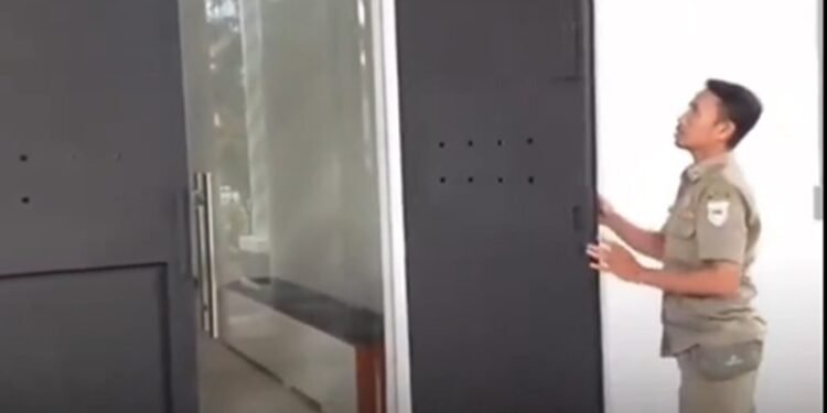Pintu Plat Baja di Kantor Bupati Pandeglang Jadi Bahan Candaan di Media Sosial 1 Pintu Kantor Bupati