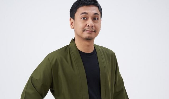 Raditya Dika saat membagikan tips keuangan bagi mahasiswa agar terhindar dari gaya hidup konsumtif.