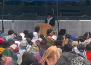 Sholat Jumat di venue konser