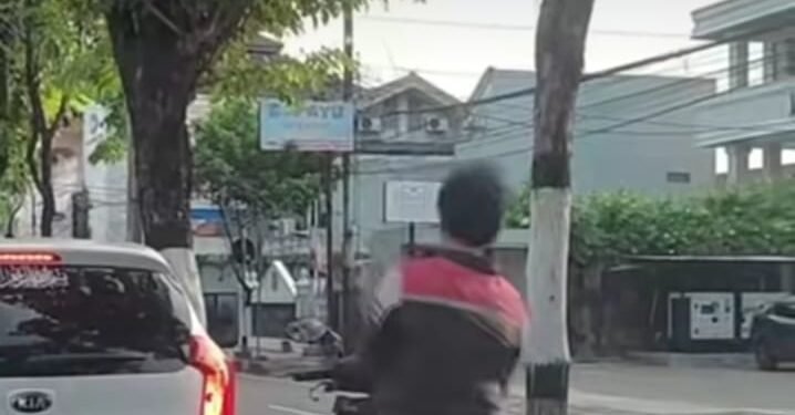 Viral Pria Ini Pukuli Kepala Berkali-kali di Lampu Merah, Banjir Dukungan Semangat dari Netizen 1 Viral Pria Ini Pukuli Kepala Berkali-kali