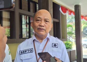 Kepala Disnakertrans Provinsi Banten Septo Kalnadi memberi keterangan terkait data soal PHK di Banten
