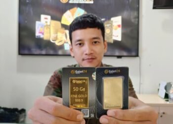 Karyawan Galeri 24 Pegadaian menunjukkan emas pecahan 50 gram. (Raden/Banten Raya)