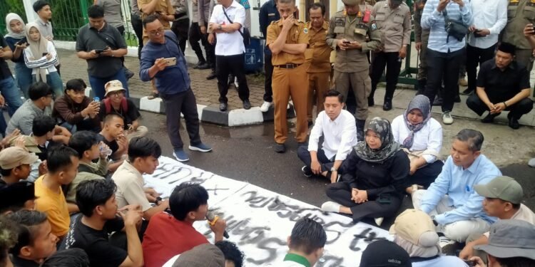Cuma Dapat Polusinya, DPRD Lebak Akui Tak Pernah Dilibatkan Pemprov soal Aktivitas Tambang 1 Ketua DPRD Lebak, Juwita Wulandari bersama sejumlah masa aksi duduk bersama mendiskusikan keberadaan tambang di Kabupaten Lebak, Senin (8/9/2025).(Aldi Setiawan/Banten Raya)