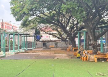 Suasana taman yang berada di lingkungan Masjid Agung Cilegon, Senin (8/9). Tia/Banten Raya