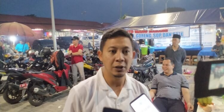 Kepala Dinkopukmperindag Kota Serang Wahyu Nurjamil diwawancarai wartawan di Pasar Kepandean, Kota Serang, Selasa 9 September 2025. (Harir Baldan/Bantenraya.com)
