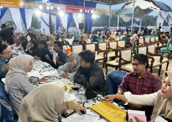 Salah satu warga Kota Serang sedang mengurus berkas untuk memiliki rumah subsidi di Kota Serang, Banten, Selasa, 9 September 2025. (Muhamad Tohir/ Bantenraya.com)