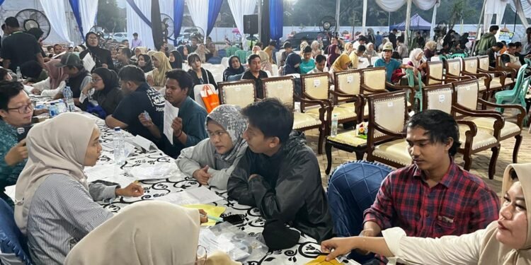 Salah satu warga Kota Serang sedang mengurus berkas untuk memiliki rumah subsidi di Kota Serang, Banten, Selasa, 9 September 2025. (Muhamad Tohir/ Bantenraya.com)