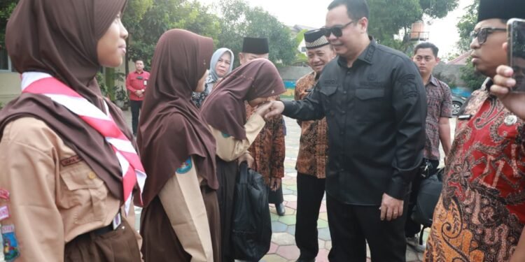 Perangi Angka Putus Sekolah, Budi Rustandi Bagikan Peralatan Sekolah 1 Walikota Serang Budi Rustandi