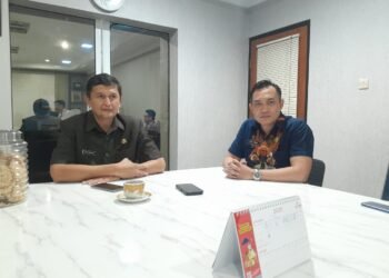 Dirut PT SBM Terancam Diberhentikan dengan Tidak Hormat 1 Sekda Pemkab Serang Zaldi Dhuhana (kiri) dan Kabag Hukum Setda Pemkab Serang Lalu Farhan Nugraha saat ditemui di ruang kerja Sekda, Kamis, 18 September 2025. (Rahmat Tanjung/Bantenraya.com)